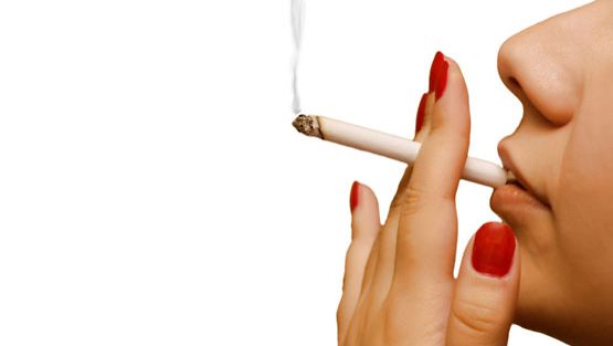 Naisten sanottiin ihastuvan tupakkaa polttaviin miehiin. 