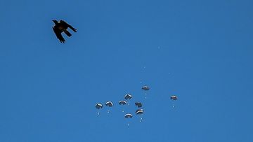 LK 5.3.2024 Lintu lentää, kun avustuspaketteja pudotetaan ilmasta Gazan pohjoisen kaistan yllä 5. maaliskuuta 2024. Jordanian, Ranskan, Yhdysvaltojen ja Egyptin yhteinen operaatio pudotti avustustarvikkeita Pohjois-Gazaan.