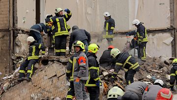 LK 6.2.2023 Pelastustyöntekijät työskentelevät venäläisten lennokkihyökkäyksen jälkeen pahoin vaurioituneessa kerrostalossa Odesassa 2. maaliskuuta 2024.