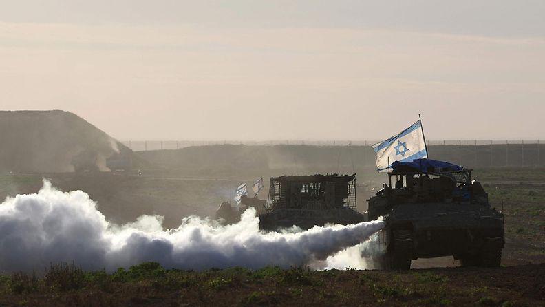 Israelin panssarivaunuja poistumassa Gazasta 7. maaliskuuta 2024.