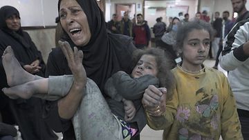 Loukkaantuneita tuotiin Al-Aqsan sairaalaan Deir Balahissa, Gazassa 9. maaliskuuta 2024.
