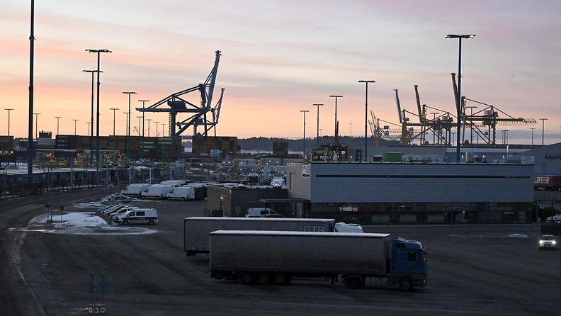 Hiljainen Vuosaaren satama Helsingissä maanantaiaamuna 11. maaliskuuta 2024. Auto- ja Kuljetusalan Työntekijäliitto AKT:n ahtaajat ja osa muita satamiin liittyviä työntekijäryhmiä on mukana kaksi viikkoa kestävässä poliittisessa lakossa 11.3. -24.3.