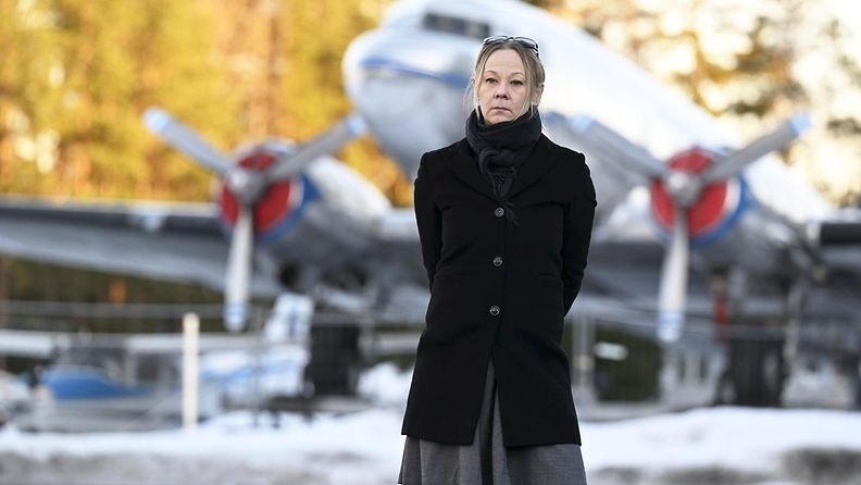 Toimittaja, kirjailija Laura Halminen Ilmailumuseon pihalla olevan DC3-kuljetuskoneen edustalla Vantaalla 6. maaliskuuta 2024. Halmisen kirjoittamat tiedustelueversti Martti J. Karin muistelmat julkaistaan maaliskuussa.