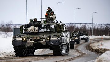 Suomalaissotilaita Leopard 2A6:n kyydissä Nordic Response 24 -harjoituksessa 9. maaliskuuta 2024.