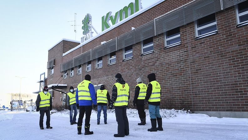 Lakkovahteja UPM:n Kymin tehtaalla Kouvolassa 10. tammikuuta 2022. 
