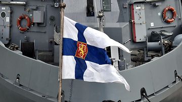 LK 130324 Miinantorjunta-alus Katanpää ja Puolustusvoimain lippu Merivoimien vuosipäivän aattona Helsingissä 8. heinäkuuta 2019.