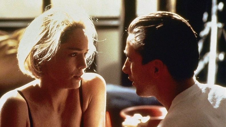 AOP Sharon Stone kertoo, että Hollywood-moguli Robert Evans käski häntä harrastamaan seksiä näyttelijänsä William Baldwinin kanssa Sliver-elokuvan kuvausten aikana vuonna 1993.