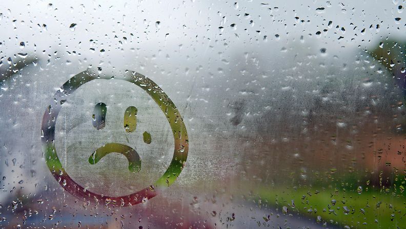 surullinen emoji ikkunassa