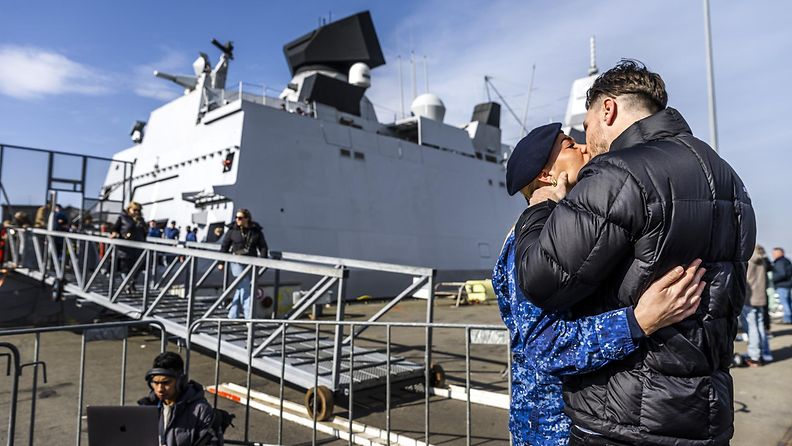 Perheenjäsenet hyvästelivät maaliskuun alussa läheisiään, jotka olivat lähdössä rauhanturvauskomennukselle Alankomaista Punaisellemerelle.