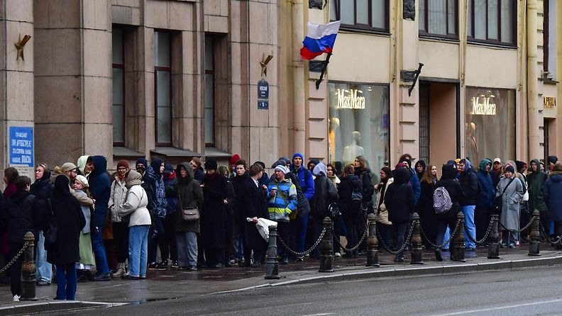 LK 17.3.2024 Ihmiset jonottavat äänestyspaikan ulkopuolella Venäjän presidentinvaalien aikana Pietarissa 17. maaliskuuta 2024.