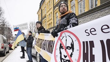 LK 17.3.2024 Ihmiset osoittavat mieltään Venäjän presidenttiä ja presidenttiehdokasta Vladimir Putinia ja Venäjän presidentinvaaleja vastaan Venäjän suurlähetystön ulkopuolella Helsingissä 17. maaliskuuta 2024.