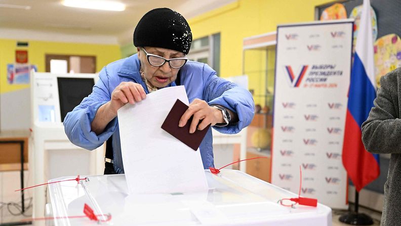 LK 17.3.2024 Nainen äänestää Venäjän presidentinvaaleissa äänestyspaikalla Moskovassa 17. maaliskuuta 2024.