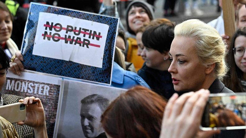 LK 17.3.2024 Navalnyin leski, Julija Navaljana, kuvattiin jonottamassa äänestämään pääsyä Venäjän suurlähetystön edustalla Berliinissä.