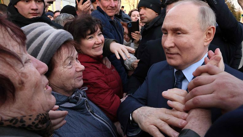 Venäjän valtio-omisteisen uutistoimiston välittämä kuva presidentti Vladimir Putinista tapaamassa kansalaisia Stavropolissa 5. maaliskuuta 2024.
