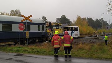 LKS 20220830 Pohjanmaalla Kaskisissa tapahtui ratatyökoneen ja koulubussin välinen törmäys tasoristeyksessä aamulla 5. lokakuuta 2021