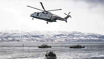 Helikopteri ja sotalaivoja taisteluharjoituksissa Norjassa 10. maaliskuuta 2024.