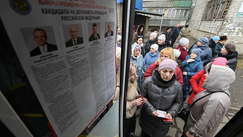 Ihmiset jonottavat äänestämään Venäjän miehittämässä Donetskissa presidentinvaaleissa 17. maaliskuuta. 
