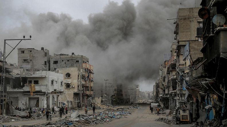 LK 180324 Savua nousee Israelin pommitusten jälkeen Gazan keskustassa 18. maaliskuuta 2024 