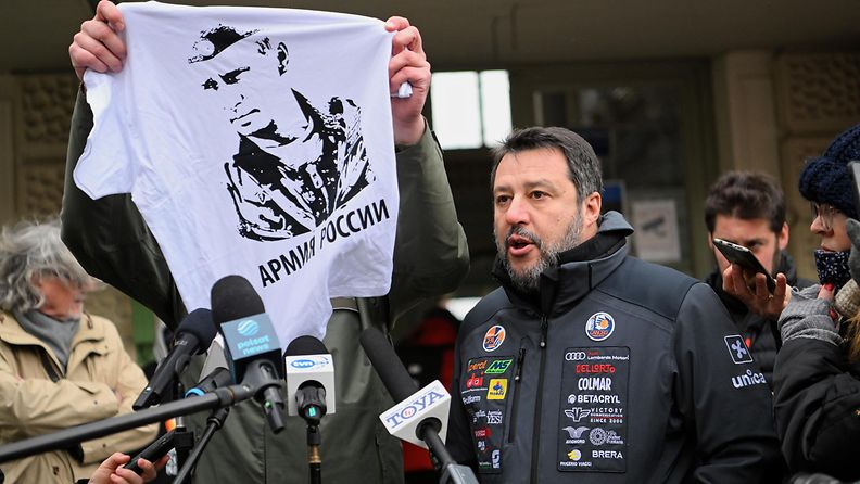 Puolalaispormestari heilutteli Italian oikeistopoliitikon Matteo Salvinin vieressä samanlaista Putin-fanipaitaa, jollaista Salvini oli pitänyt yllään Kremlin-vierailullaan vuonna 2015.