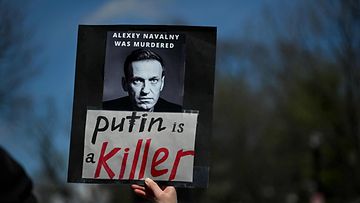 Mielenosoitus Washingtonissa Yhdysvalloissa pitää kädessään Navalnyin kuvaa.