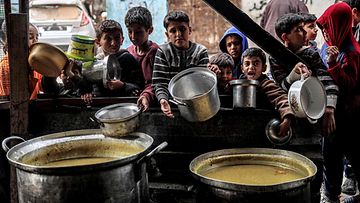 Palestiinalaiset lapset odottavat ruokaa