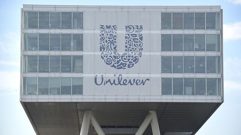 LK 19.3.2024 Unileverin logo yhtiön pääkonttorissa Rotterdamissa 5. kesäkuuta 2015.