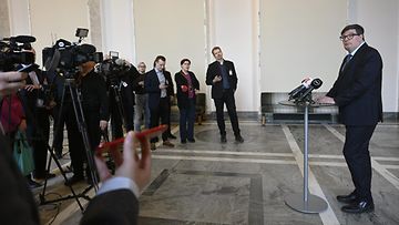 LK 19.3.2024 Työministeri Arto Satonen kommentoi työmarkkinatilannetta eduskunnan Valtiosalissa Helsingissä 19. maaliskuuta 2024.