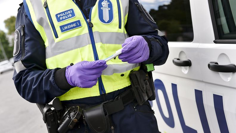 LK 19.3.2024 Poliisi pitelee huumetestiä Helsingissä 10. heinäkuuta 2018.