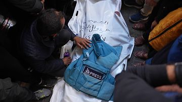 Ihmiset jättivät hyvästejään autopommissa kuolleelle Al Jazeeran toimittajalle Hamza Dahdouhdille Rafahissa, Gazassa, 8. tammikuuta 2024.