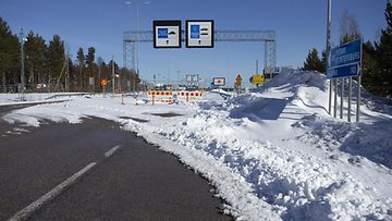 Suljettu tie Vaalimaan raja-asemalle Suomen ja Venäjän rajalla Vironlahdella 18. maaliskuuta 2024.