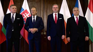 Slovakian, Puolan, Unkarin ja Tshekin pääministerit Robert Fico, Donald Tusk, Viktor Orban ja Petr Fiala poseeraavat Visegrad-maiden yhteiskuvassa 27. helmikuuta 2024.