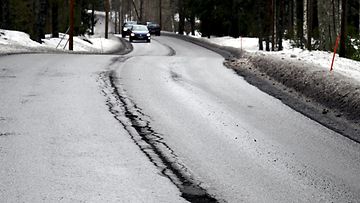 LK 20.3.2024 Kuoppia ja murtumia talven jäljiltä tiellä Kirkkonummella 29. helmikuuta 2024.