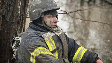 LK 20.3.2024 Tässä Ukrainan pelastuspalvelun 15. maaliskuuta 2024 ottamassa ja julkaisemassa valokuvassa loukkaantunut pelastaja istuu puun vieressä ohjusiskun jälkeen Odesassa.