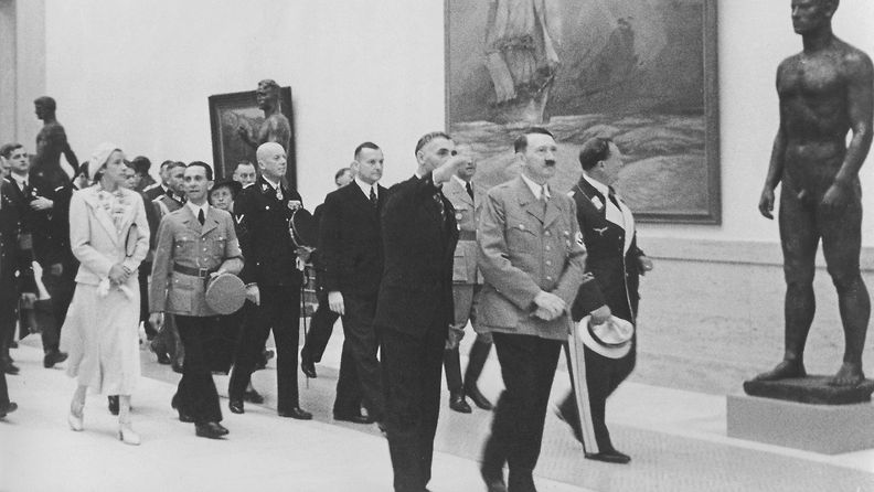 Natsi-Saksan johtajat ryöstivät mielellään miehittämiensä maiden taidemuseoita. Kuva saksalaistaiteen näyttelystä.