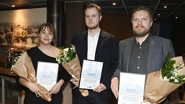 LK 21.3.2024  Vasemmalta, Mari Jäntti, Jesse Mäntysalo ja Tuomas Rimpiläinen vastaanottivat Oikeustoimittajat ry:n ensimmäisen Jarkko Sipilä -palkinnon äärioikeistolaista terrorismia koskevasta juttusarjasta.