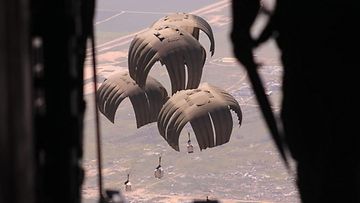 LK 21.3.2024 Tässä Jordanian armeijan 21. maaliskuuta 2024 julkaisemassa kuvassa humanitaarista apua pudotetaan sotilaslentokoneesta Gazan kaistan yläpuolella.