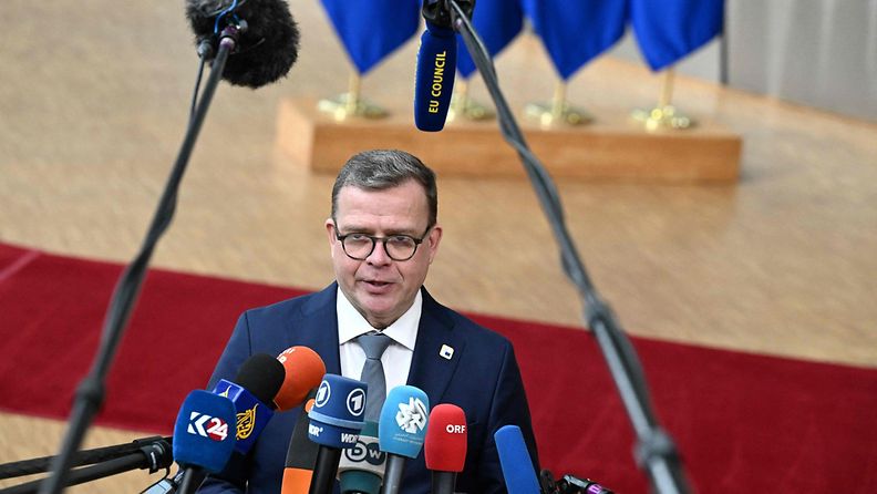 LK 21.3.2024 Pääministeri Petteri Orpo puhuu lehdistölle saapuessaan Eurooppa-neuvoston huippukokoukseen EU:n päämajassa Brysselissä 21. maaliskuuta 2024.