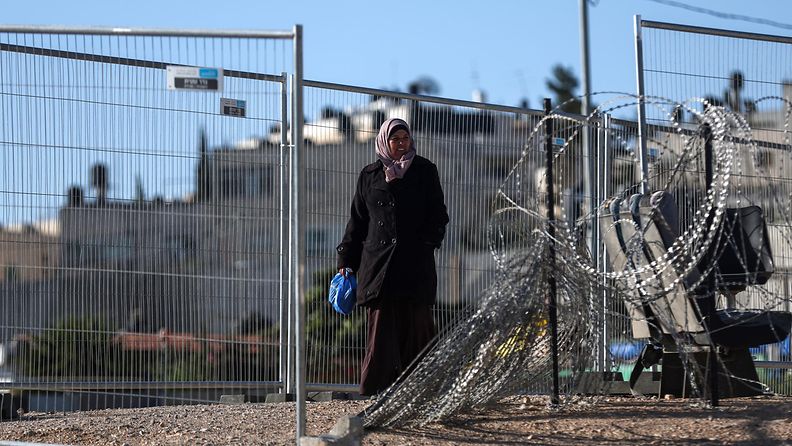 AOP Palestiinalaisia Israelin Qalandian sotilastarkastuspisteellä 22. maaliskuuta 2024 matkalla Jerusalemiin osallistuakseen perjantairukoukseen muslimien pyhän paastokuukauden Ramadanin aikana. .