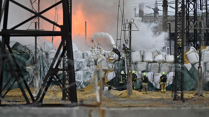 LK 22.3.2024 Palomiehet sammuttavat tulipaloa sähköasemalla ohjusiskun jälkeen Harkovassa 22. maaliskuuta 2024 Venäjän hyökkäyksen keskellä Ukrainassa.