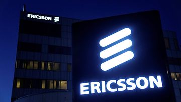 LK 250324 Ericssonin pääkonttori ja yhtiön logo Tukholmassa, Ruotsissa vuonna 2022