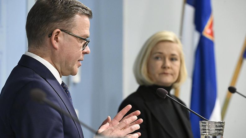 Pääministeri Petteri Orpo (kok.) ja sisäministeri Mari Rantanen (ps.) kertoivat maaliskuussa hallituksen esittävän poikkeuslakia.