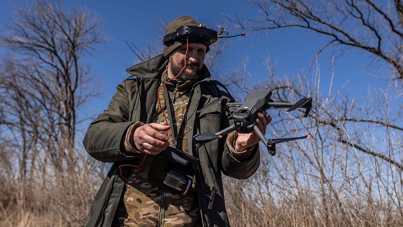 Dronekoulutusta Harkovan alueella maaliskuussa. FPV-Dronen liikkeitä seurataan kuvan ukrainalaissotilaan päässä näkyvien lasien avulla.