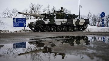 Suomen Leopard 2A6 Suomen ja Norjan rajalla taisteluharjoituksissa maaliskuussa.