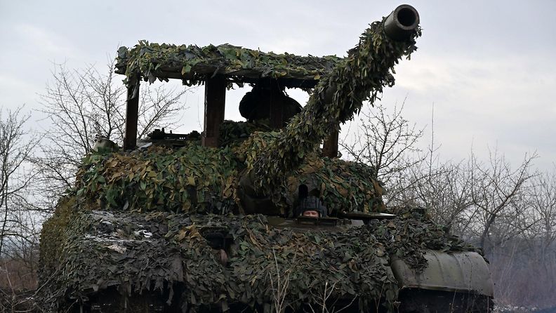 Venäjän T-62-panssarivaunu Ukrainassa. Vaunuun on asennettu kattosuoja, joita ei vielä ennen Ukrainan sotaa Venäjän vaunuista näkynyt.