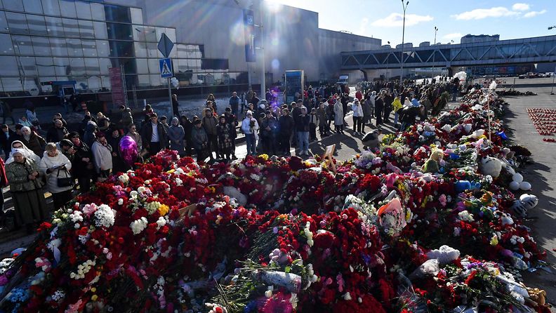 Kukkameri Crocus City Hall -konserttisalin edessä 25. maaliskuuta 2024. Ainakin 137 ihmistä kuoli terroristi-iskussa konserttisaliin.