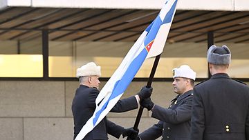 Puolustusvoimain komentaja, kenraali Timo Kivinen (vas) luovutti Puolustusvoimain komentajan lipun tulevalle komentajalle,