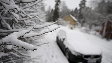 LK omakotitalo talvi auto piha asuntomurto