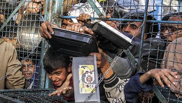 Nälkäisten ihmisten joukko jonotti ruoka-apua Jabalian pakolaisleirillä Gazassa keskiviikkona 27. maaliskuuta 2024.