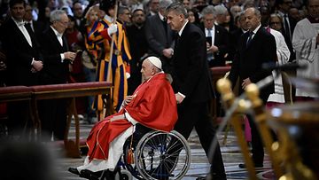 LK 31.3.2024 Paavi Franciscus saapuu pyörätuolilla johtamaan Herran kärsimysmessua pitkäperjantaina osana pyhän viikon juhlallisuuksia Pietarinkirkossa Vatikaanissa 29. maaliskuuta 2024.