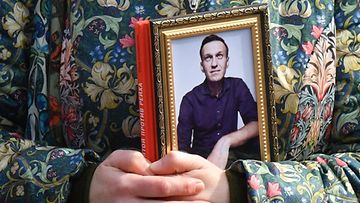 Navalnyin kuva naisen käsissä LK 1.4.2024